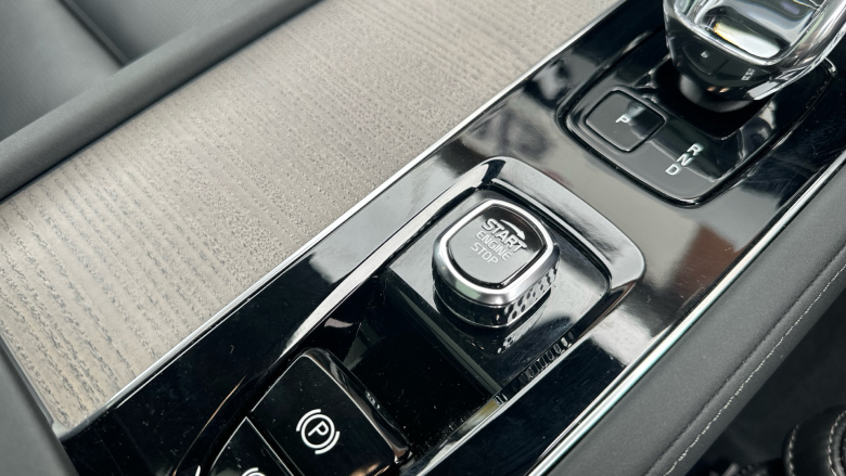 Volvo XC90 2.0 T8 PHEV Ultra Dark 5dr AWD Geartronic Estate